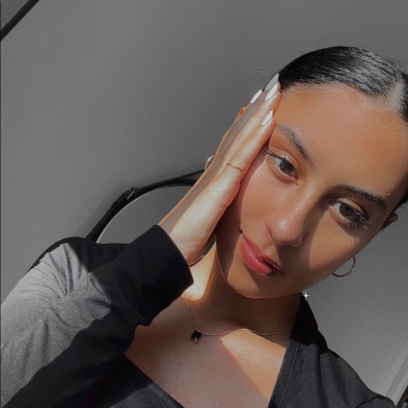 Meet your Posher, Nicole - Picture 1 of 5